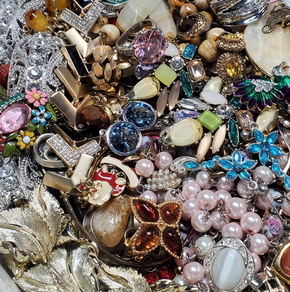 Grab Bag Of Necklaces, Bracelets, Rings, Earrings & Misc.  Brands. - Picture 4 of 16